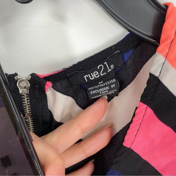 Rue 21 Women’s Round Neck Zigzag Print Short Sleeve Mini Dress size M - Picture 2 of 3